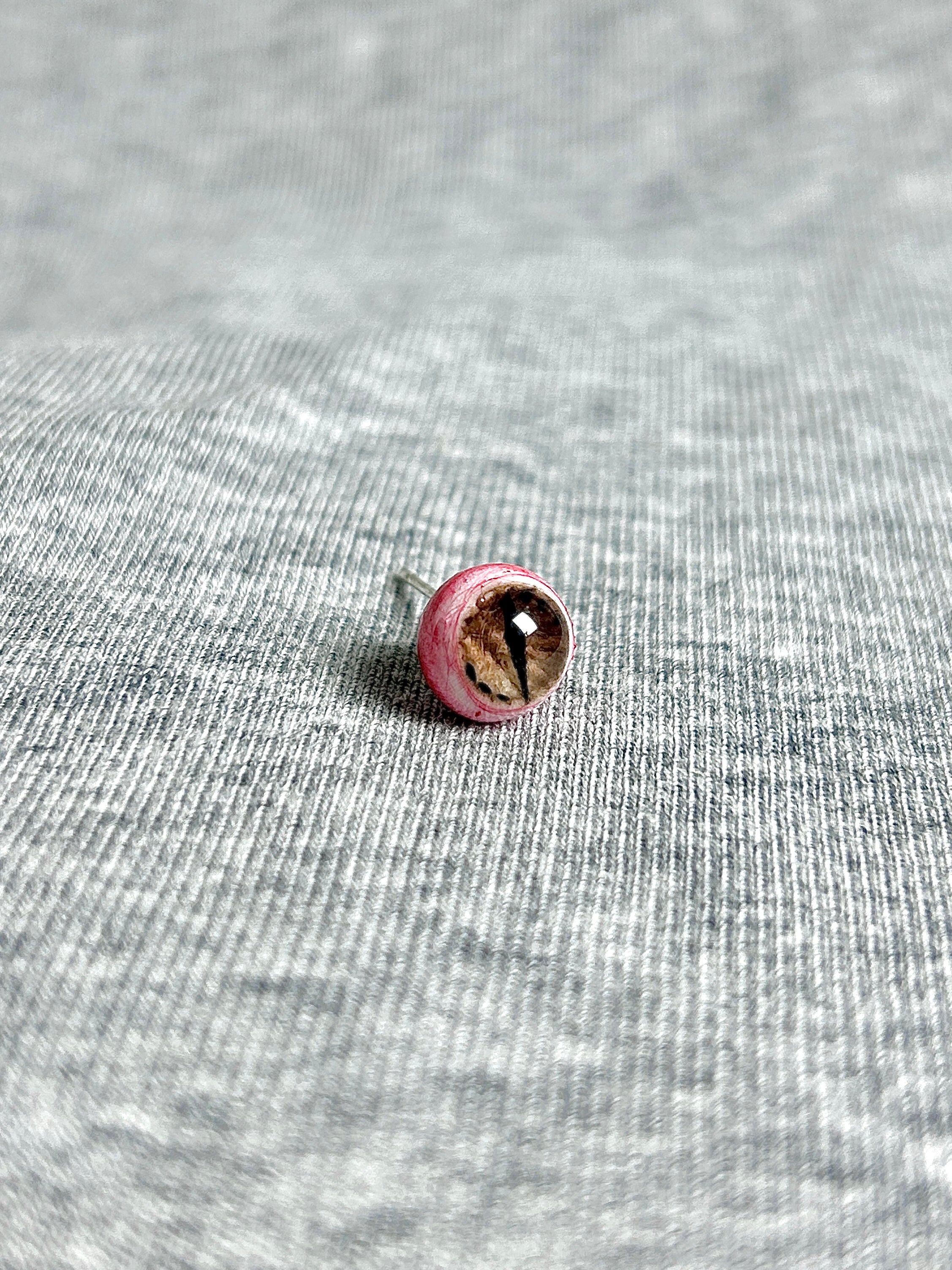 Cthulhu Eye - Fissure Iris | Ear/Lip/Tongue Studs - Cthulhu Eye - Fissure Iris | Ear/Lip/Tongue Studs - Dominion Sliver / Flat-Back（Default） / 4mm by CRUXJEWELRY