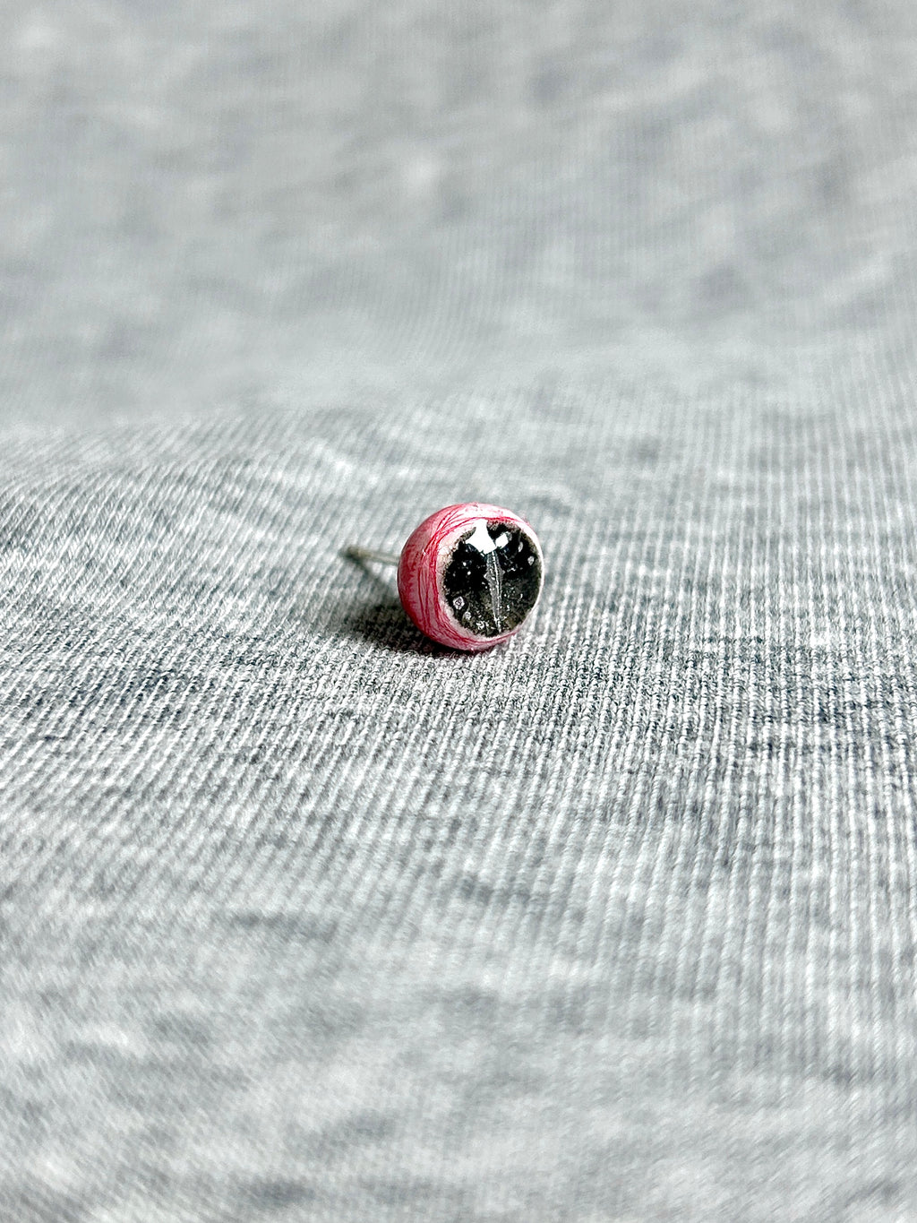 Cthulhu Eye - Fissure Iris | Ear/Lip/Tongue Studs - Cthulhu Eye - Fissure Iris | Ear/Lip/Tongue Studs - Juror‘s Verdict / Flat-Back（Default） / 4mm by CRUXJEWELRY