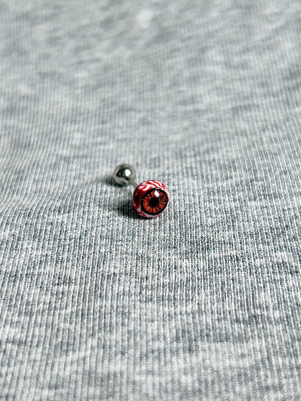 Cthulhu Eye - Bloody Mary‘s Pact | Ear/Lip/Tongue Studs - Cthulhu Eye - Bloody Mary‘s Pact | Ear/Lip/Tongue Studs - Prophecy‘s Gaze / Flat-Back（Default） / 4mm by CRUXJEWELRY