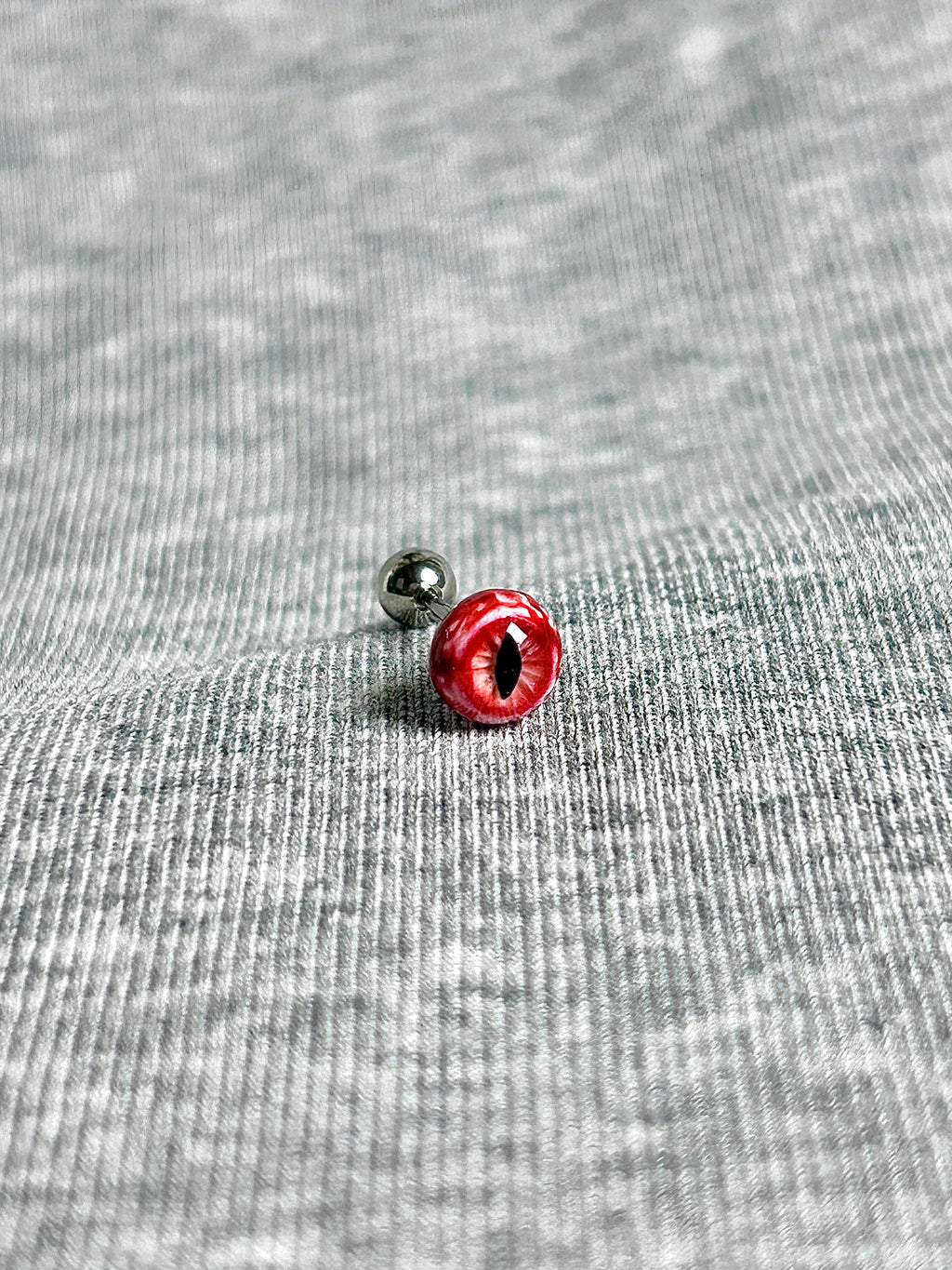 Cthulhu Eye - Bloody Mary‘s Pact | Ear/Lip/Tongue Studs - Cthulhu Eye - Bloody Mary‘s Pact | Ear/Lip/Tongue Studs - Crimson Elixir / Flat-Back（Default） / 4mm by CRUXJEWELRY