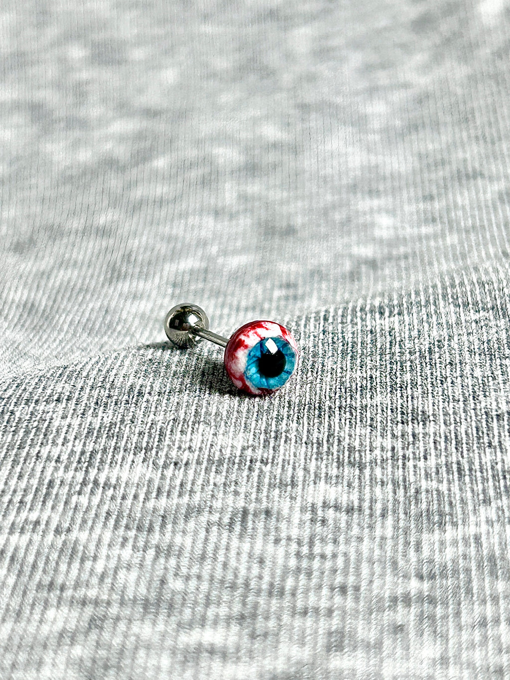 Cthulhu Eye - Bloody Mary‘s Pact | Ear/Lip/Tongue Studs - Cthulhu Eye - Bloody Mary‘s Pact | Ear/Lip/Tongue Studs - Whispered Name / Flat-Back（Default） / 4mm by CRUXJEWELRY