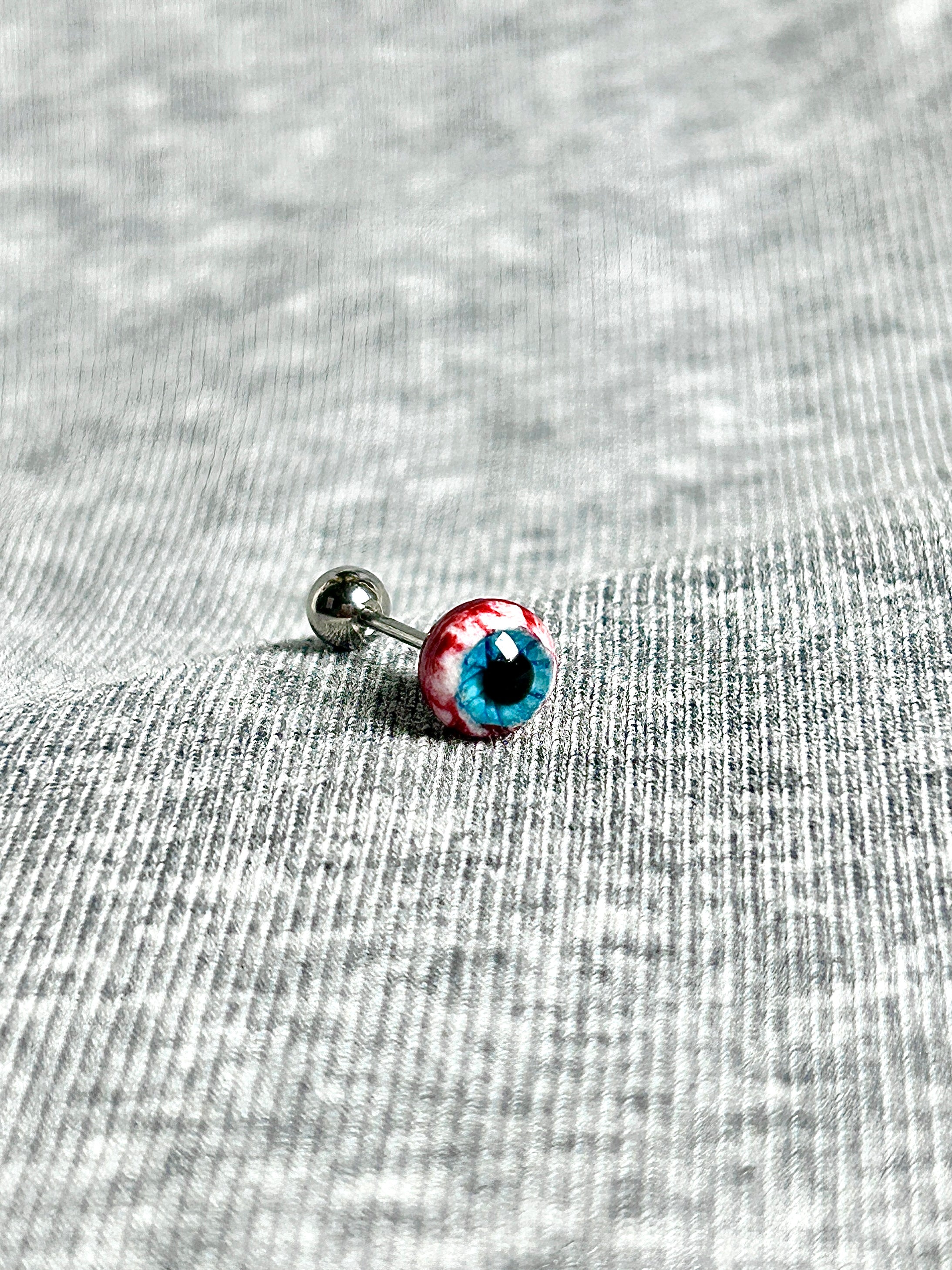 Cthulhu Eye - Bloody Mary‘s Pact | Ear/Lip/Tongue Studs - Cthulhu Eye - Bloody Mary‘s Pact | Ear/Lip/Tongue Studs - Whispered Name / Flat-Back（Default） / 4mm by CRUXJEWELRY