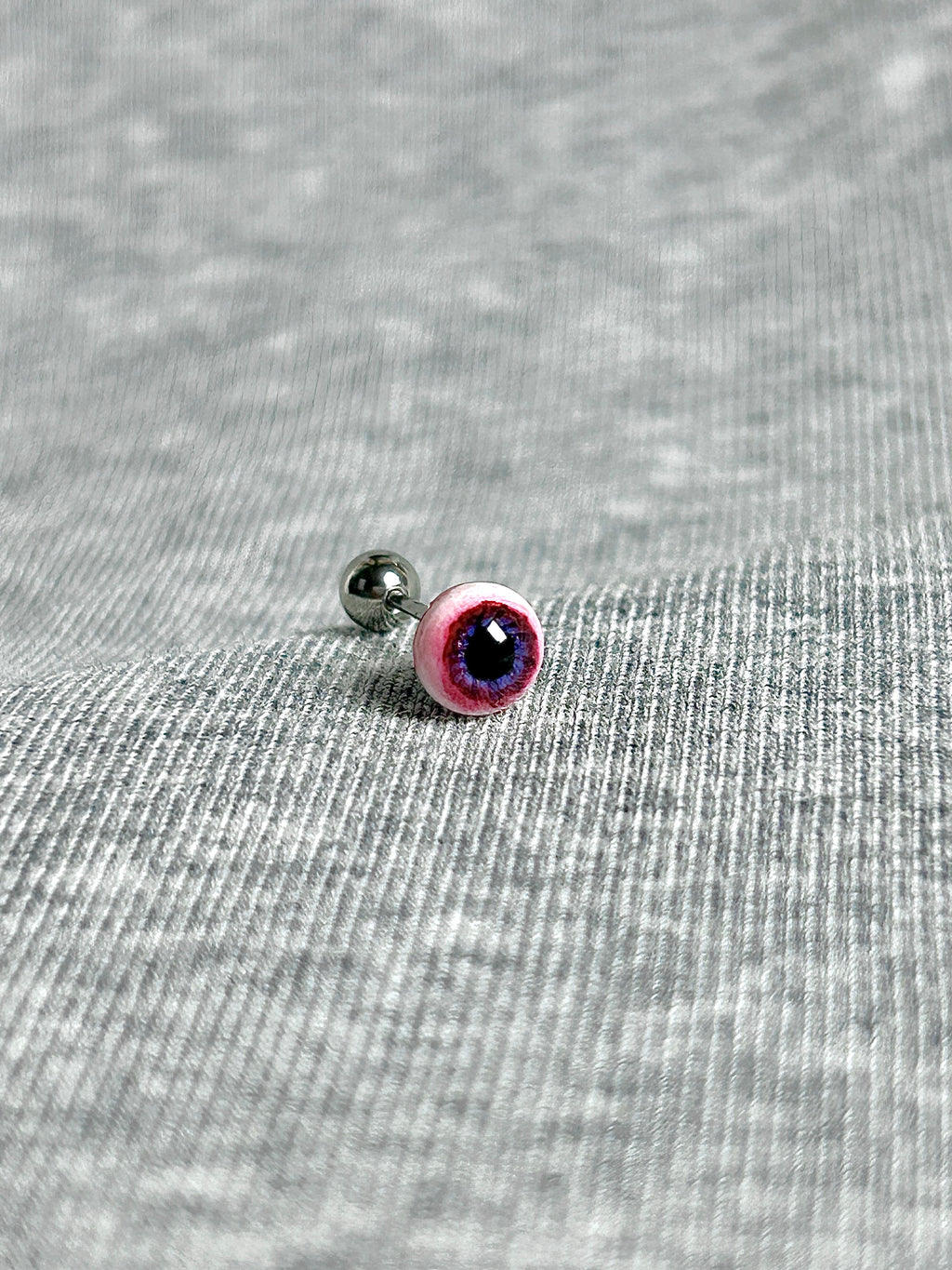 Cthulhu Eye - Bloody Mary‘s Pact | Ear/Lip/Tongue Studs - Cthulhu Eye - Bloody Mary‘s Pact | Ear/Lip/Tongue Studs - Candlelight Omen / Flat-Back（Default） / 4mm by CRUXJEWELRY