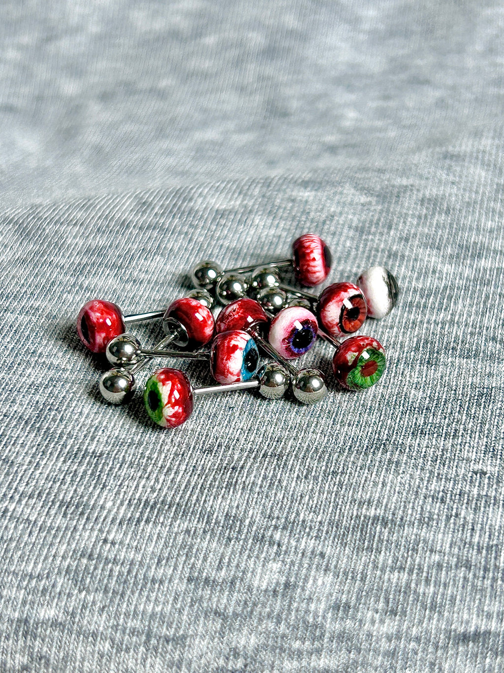 Cthulhu Eye - Bloody Mary‘s Pact | Ear/Lip/Tongue Studs - Cthulhu Eye - Bloody Mary‘s Pact | Ear/Lip/Tongue Studs - Mirror‘s Visage / Flat-Back（Default） / 4mm by CRUXJEWELRY