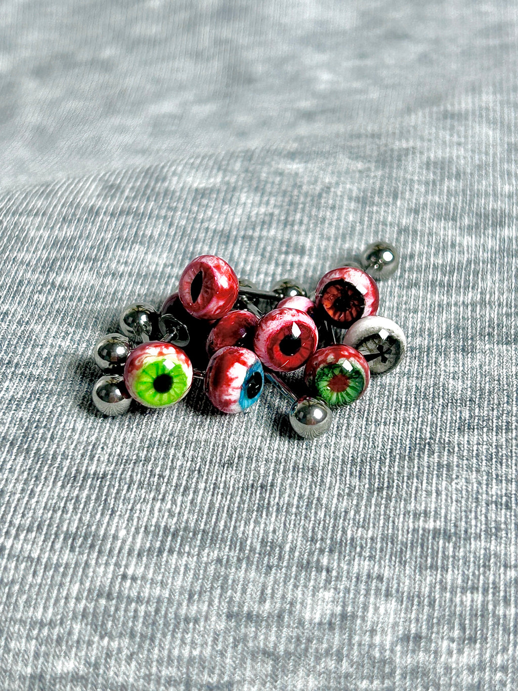 Cthulhu Eye - Bloody Mary‘s Pact | Ear/Lip/Tongue Studs - Cthulhu Eye - Bloody Mary‘s Pact | Ear/Lip/Tongue Studs - Mirror‘s Visage / Flat-Back（Default） / 4mm by CRUXJEWELRY