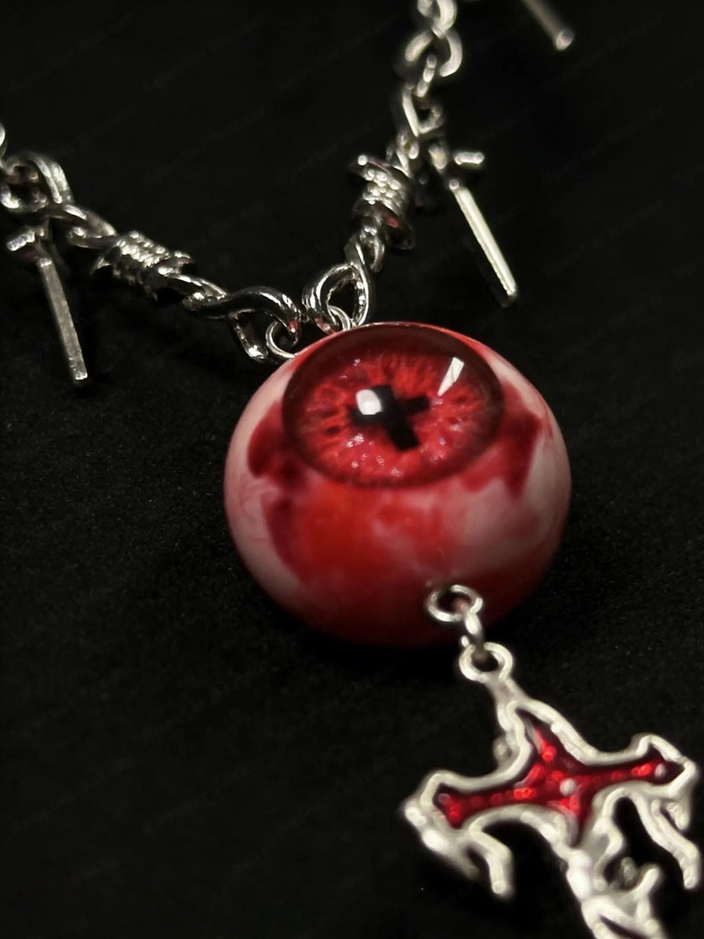 Cthulhu-Auge – Halskette mit blutiger Doppelpupille