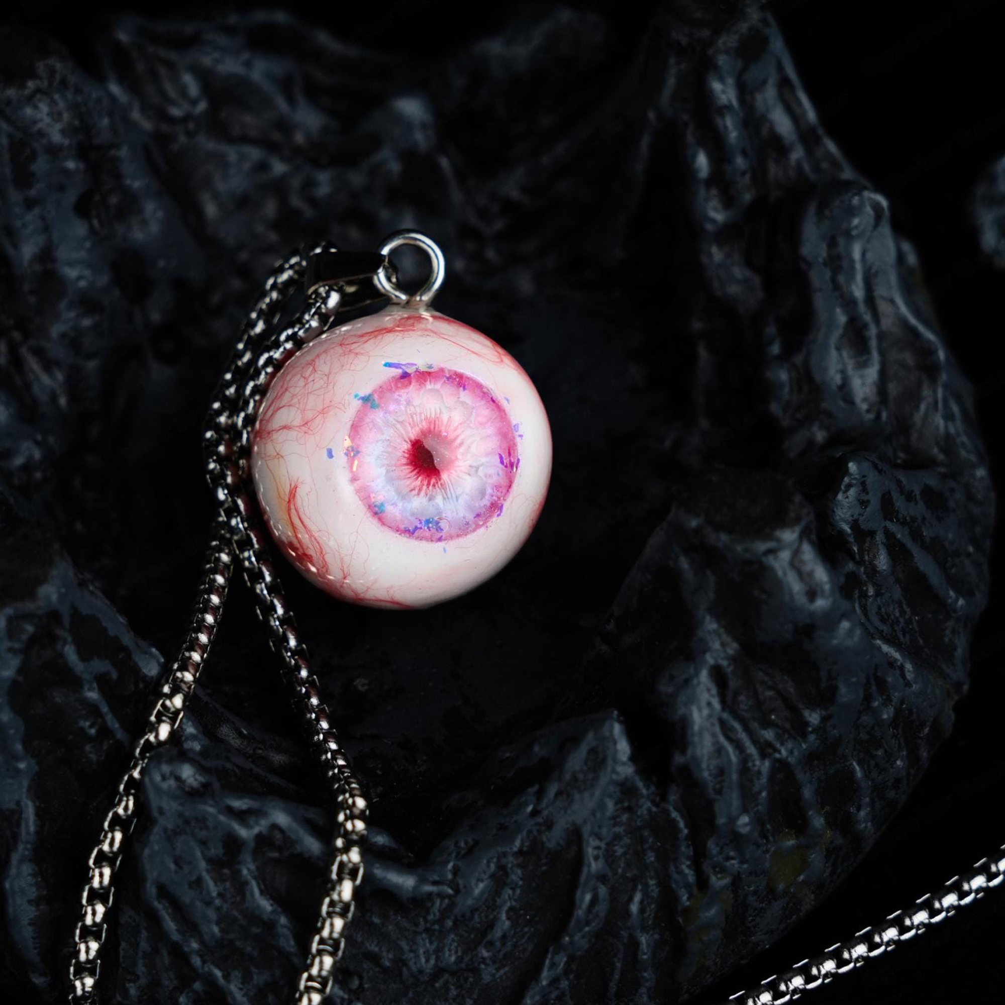 Cthulhu-Auge – Halskette mit blutiger Doppelpupille