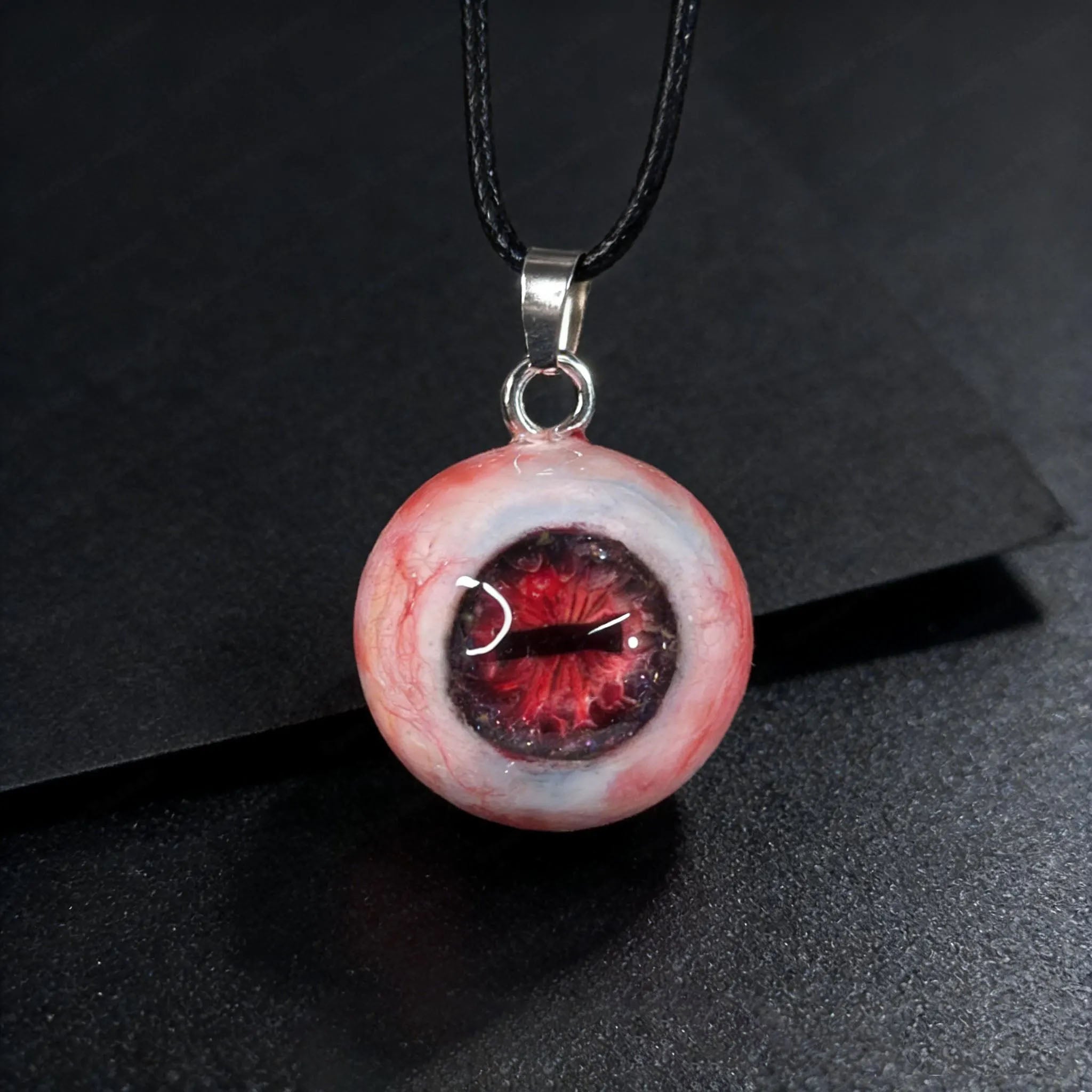 Cthulhu-Auge – Halskette mit blutiger Doppelpupille