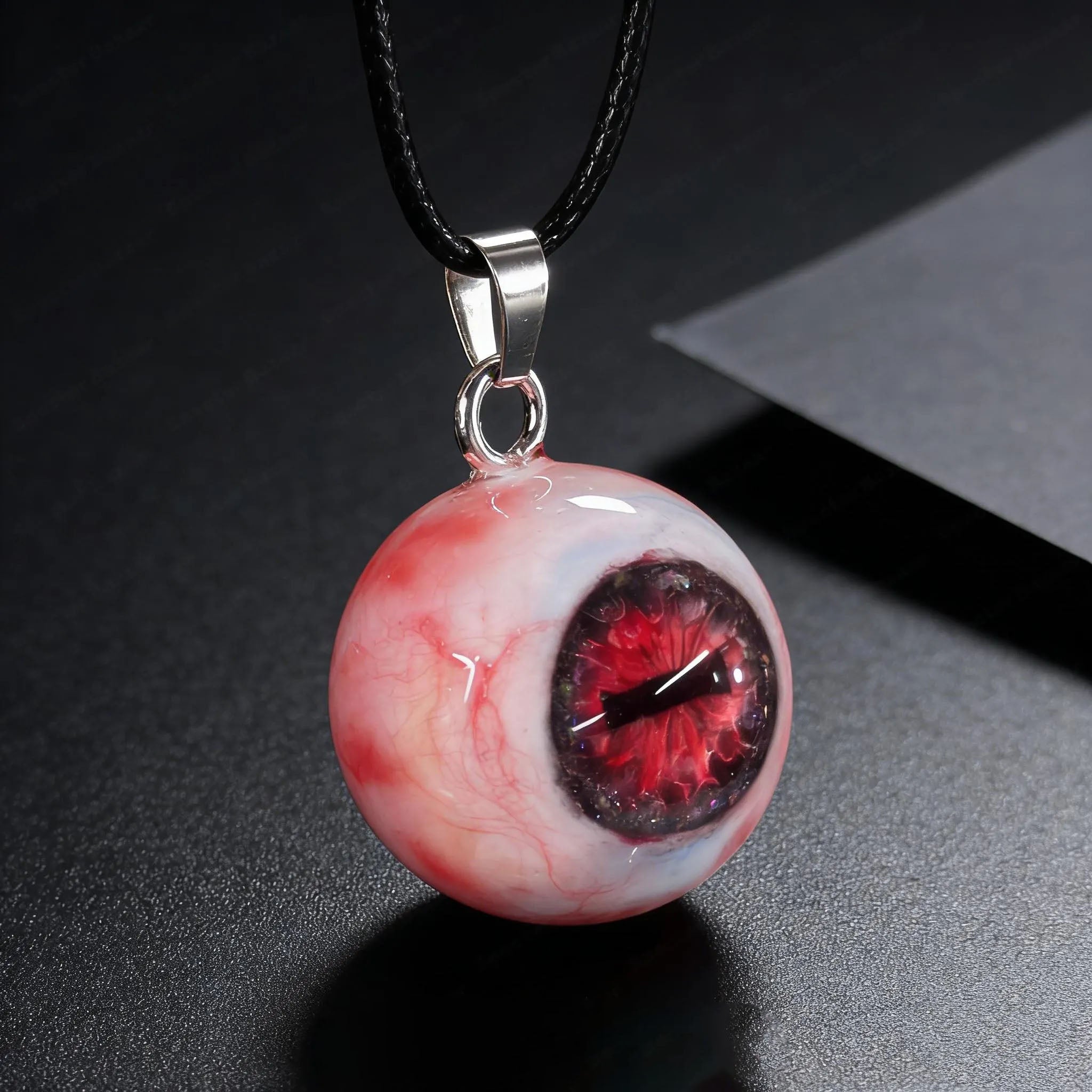 Cthulhu-Auge – Halskette mit blutiger Doppelpupille