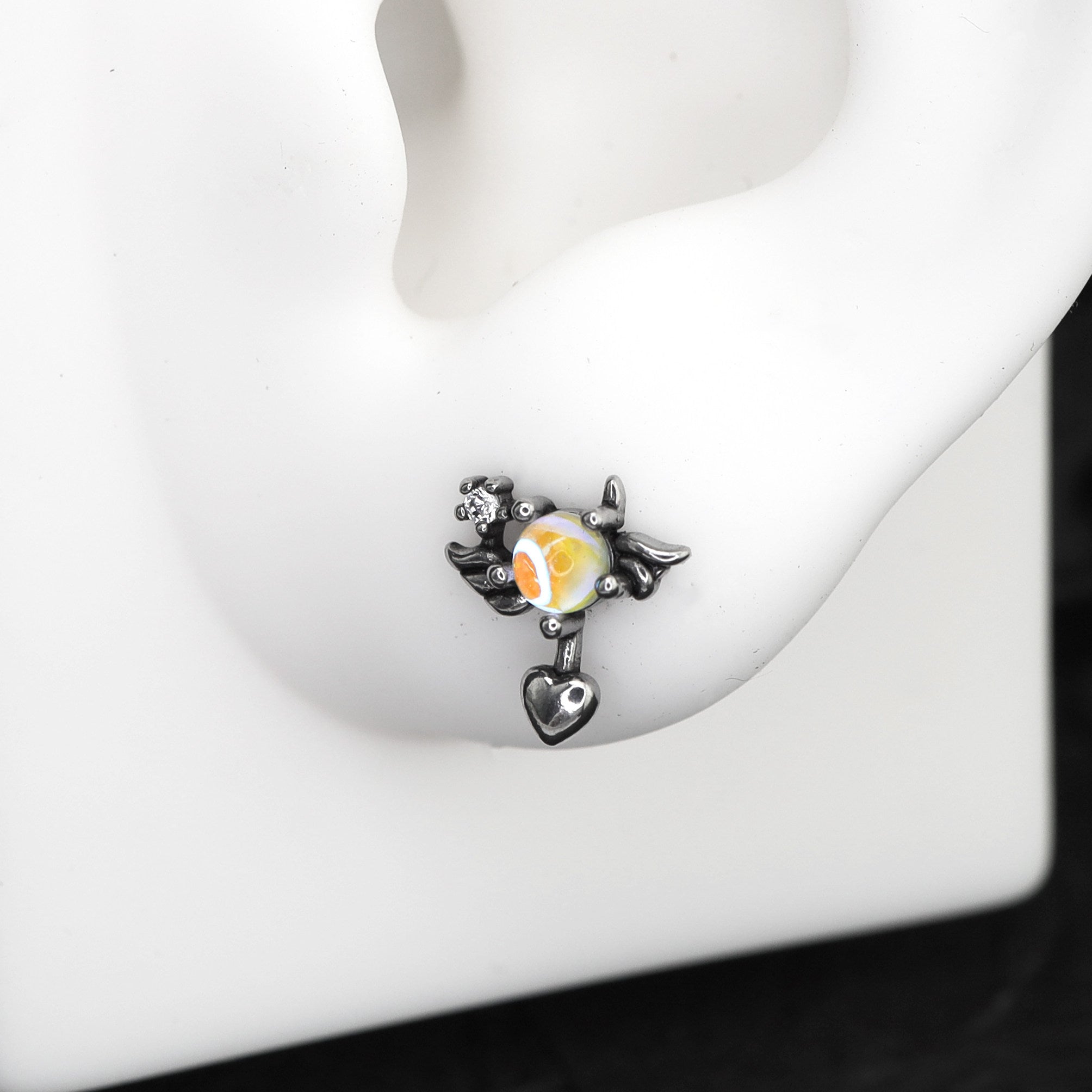 Herzförmiger Ohrstecker aus Edelstahl mit Opalflügel 