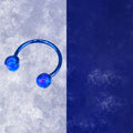 Ohrstecker aus Titan mit Innengewinde und Aurora-Borealis-Opal 