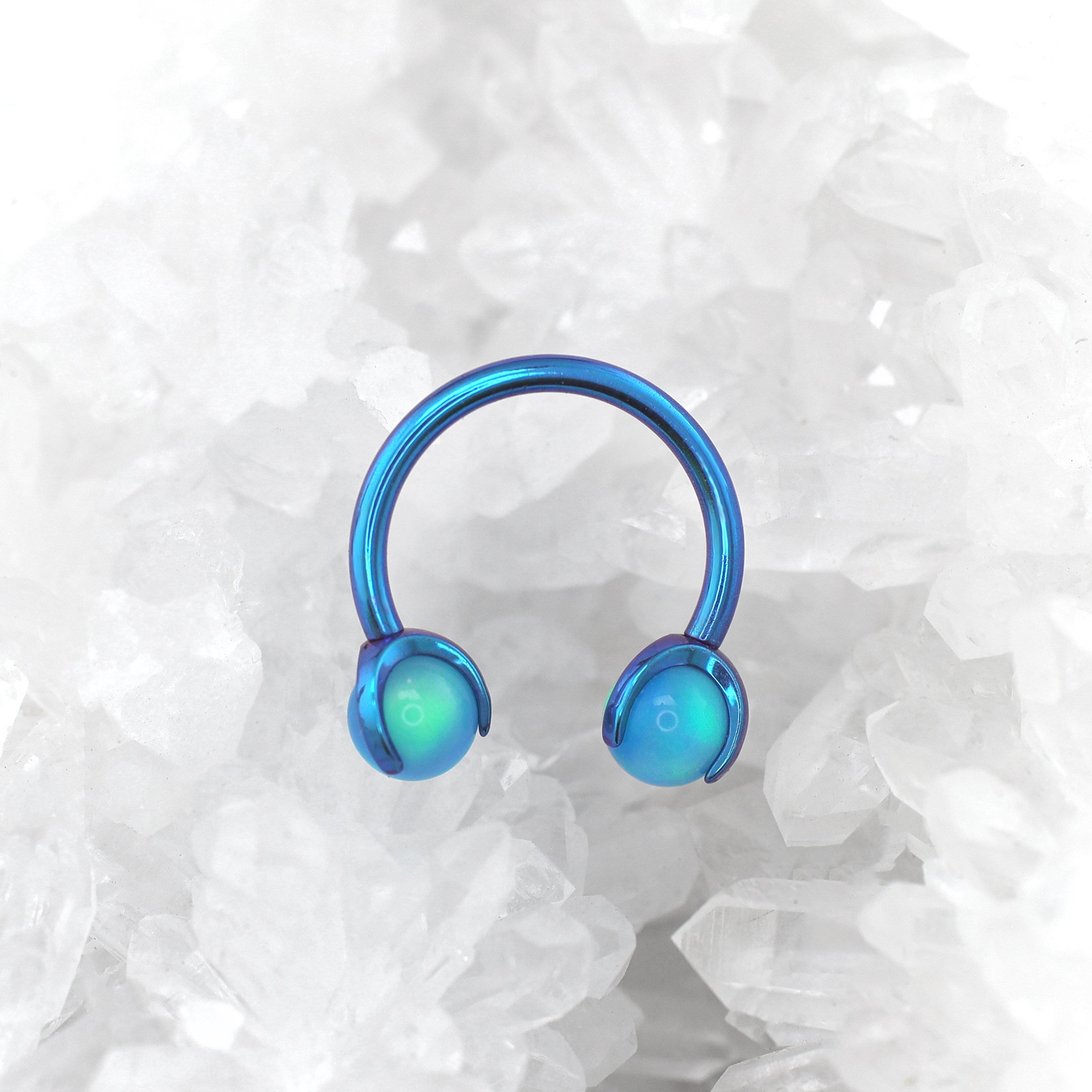 Irisierender Opal-Titan-Hufeisenring mit Innengewinde 