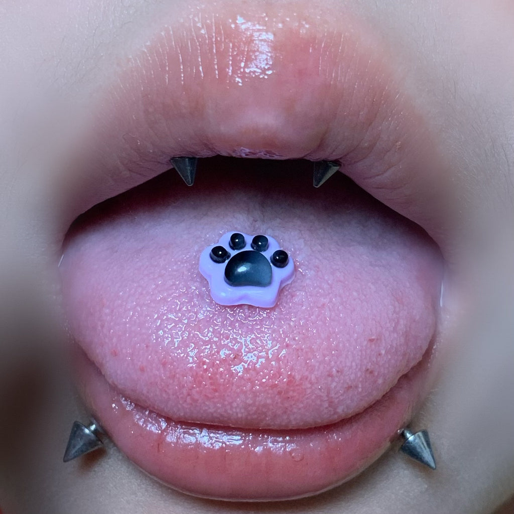 piercing de langue en résine rose et noire à motif de patte 