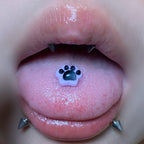 piercing de langue en résine rose et noire à motif de patte 