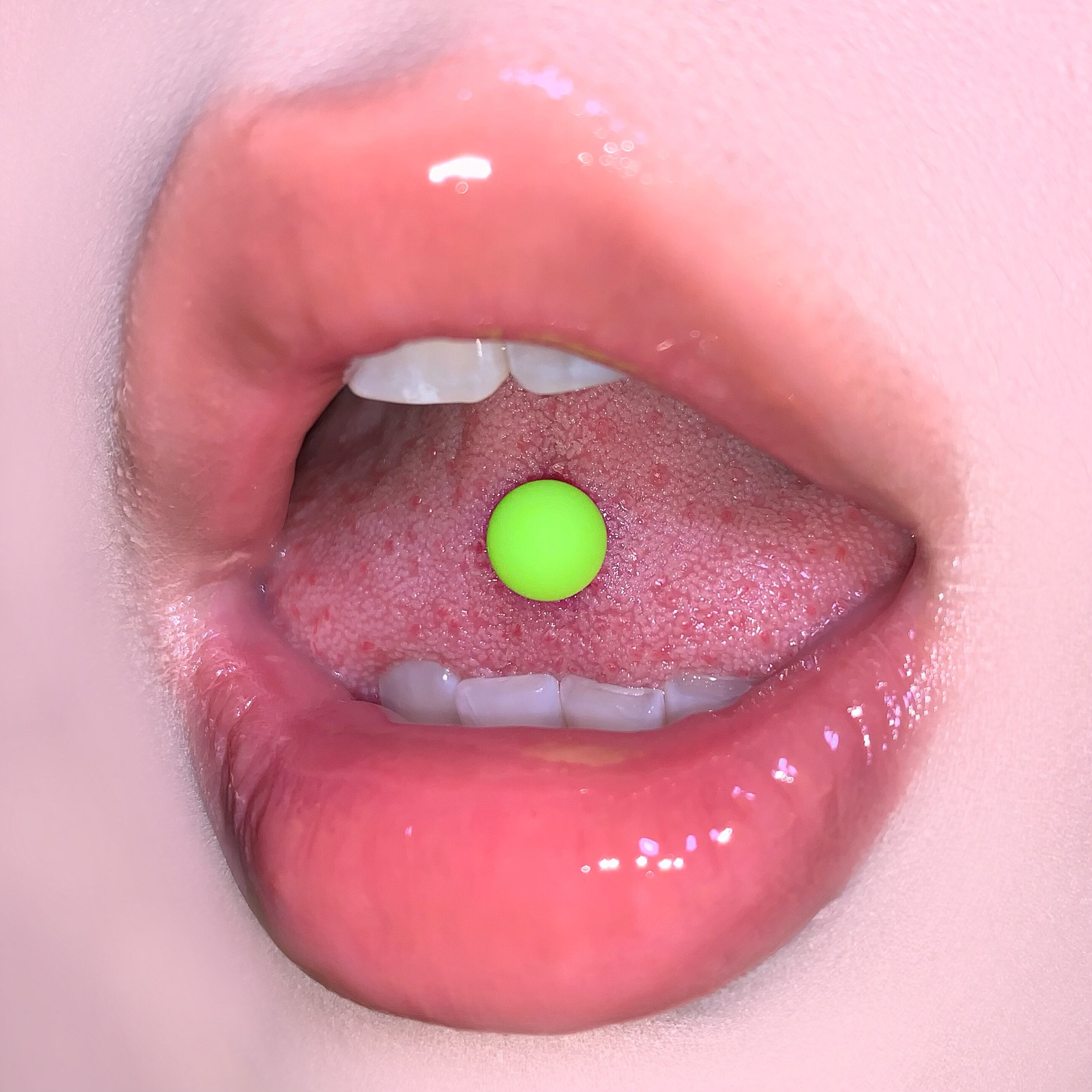 Zungenpiercings aus weißem Acryl und Edelstahl 