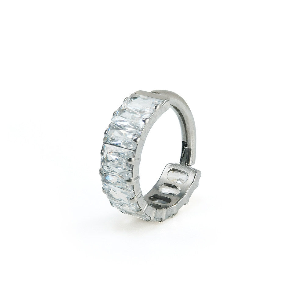 Bague d'oreille carrée en titane sertie de zirconiums cubiques irisés et massifs 