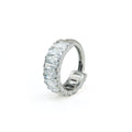 Bague d'oreille carrée en titane sertie de zirconiums cubiques irisés et massifs 