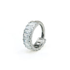 Bague d'oreille carrée en titane sertie de zirconiums cubiques irisés et massifs 