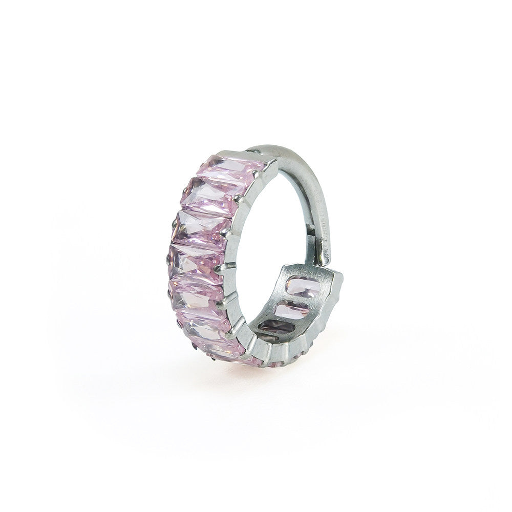 Bague d'oreille carrée en titane sertie de zirconiums cubiques irisés et massifs 