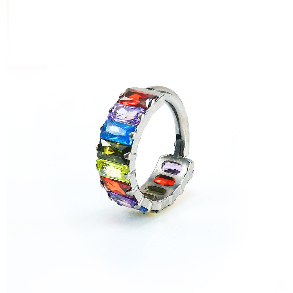 Bague d'oreille carrée en titane sertie de zirconiums cubiques irisés et massifs 