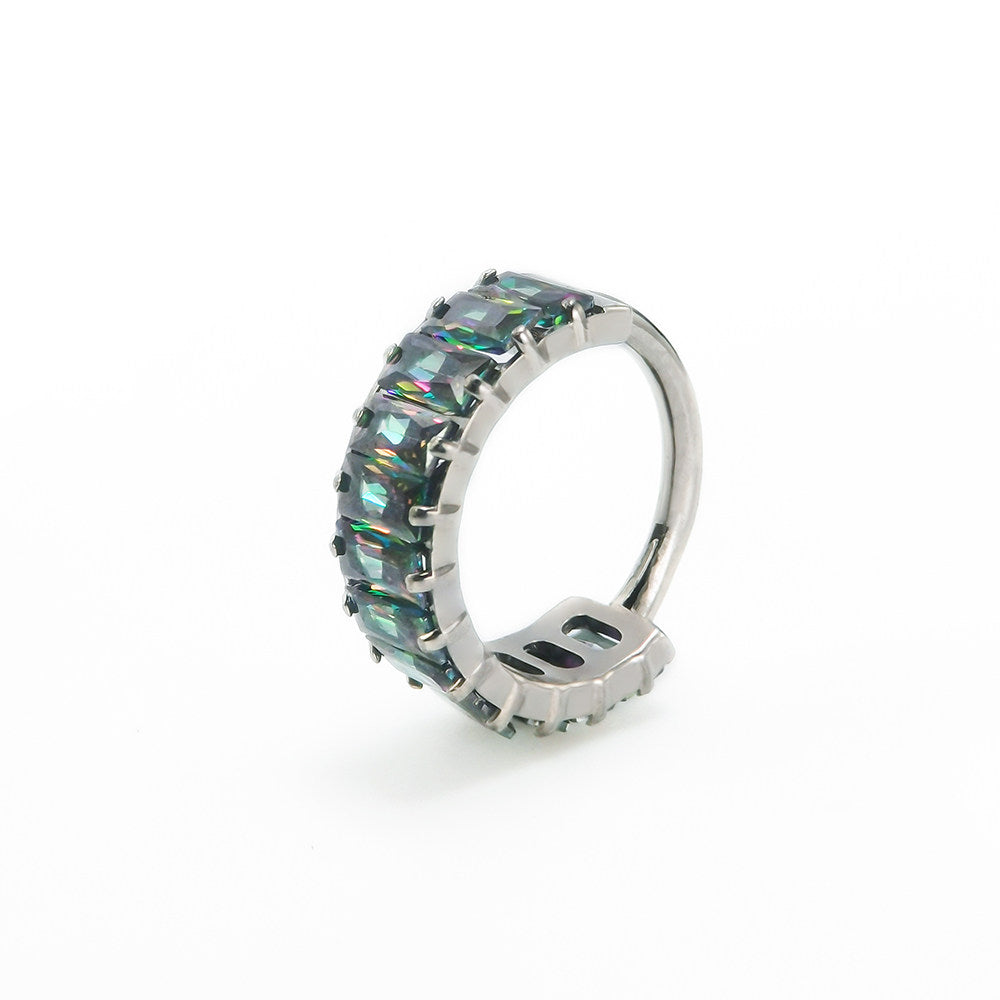 Bague d'oreille carrée en titane sertie de zirconiums cubiques irisés et massifs 