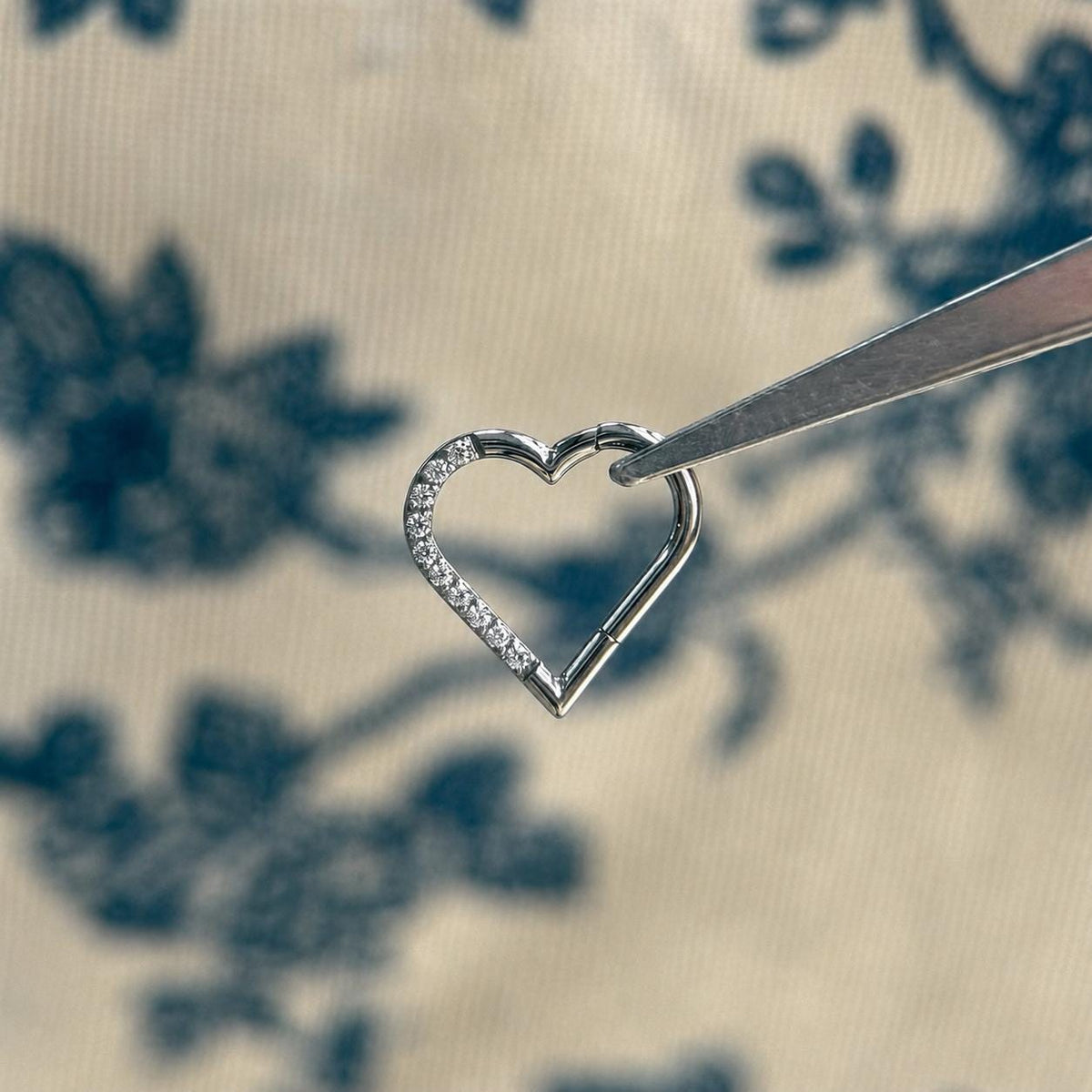 Titanium CZ Heart Septum Clicker detail 4