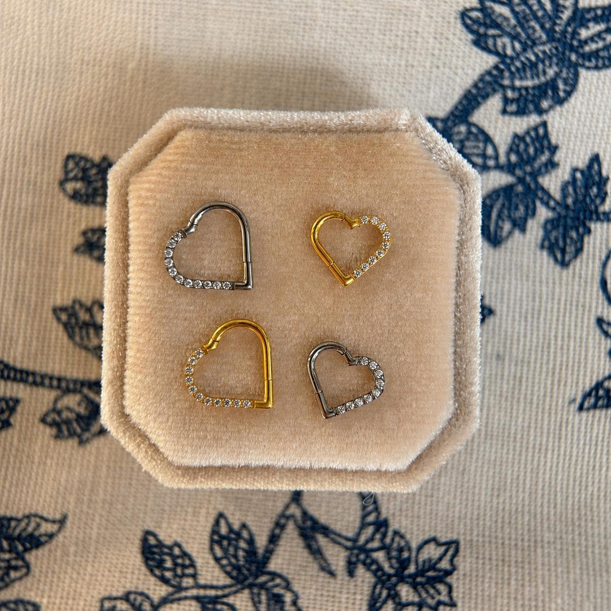 Titanium CZ Heart Septum Clicker detail 5