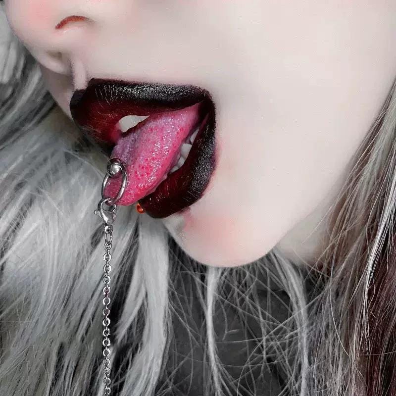 Gothic O-Ring Chain Tongue Ring detail 3
