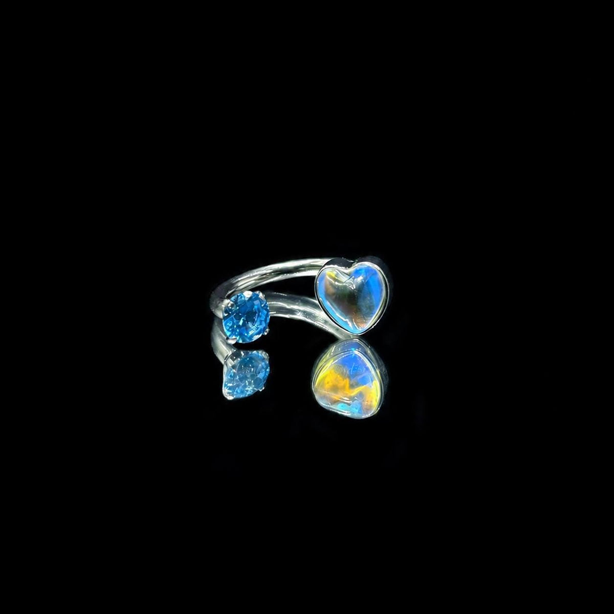 Sweetheart Crystal Titanium Horseshoe Ring detail 6