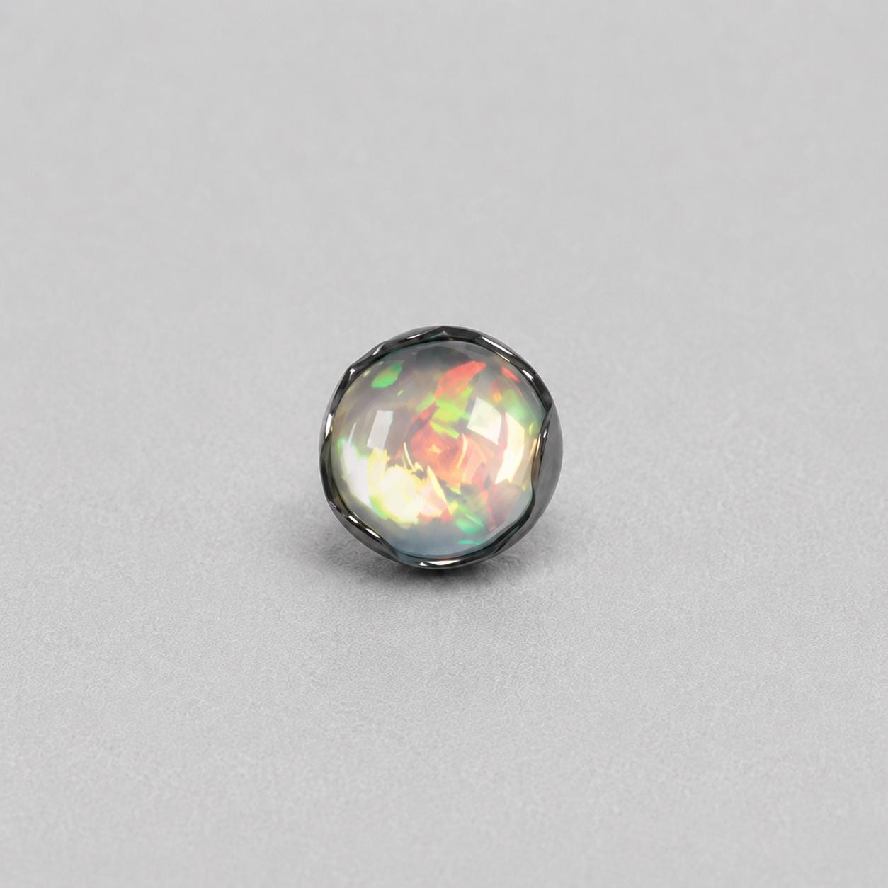 Ripple-Edge Jelly Opal OP551 Light Gray F136 Titanium piercing top