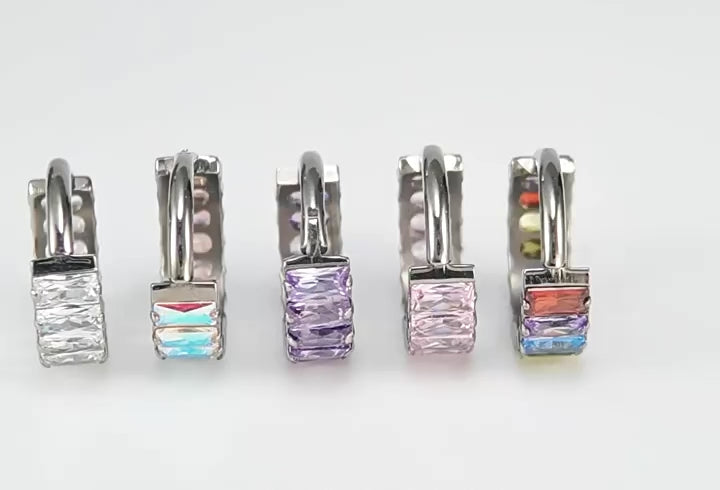 Bague d'oreille carrée en titane sertie de zirconiums cubiques irisés et massifs 